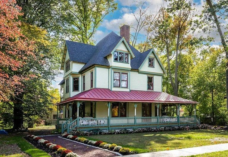 Semi grand Victorian house. Photo 2