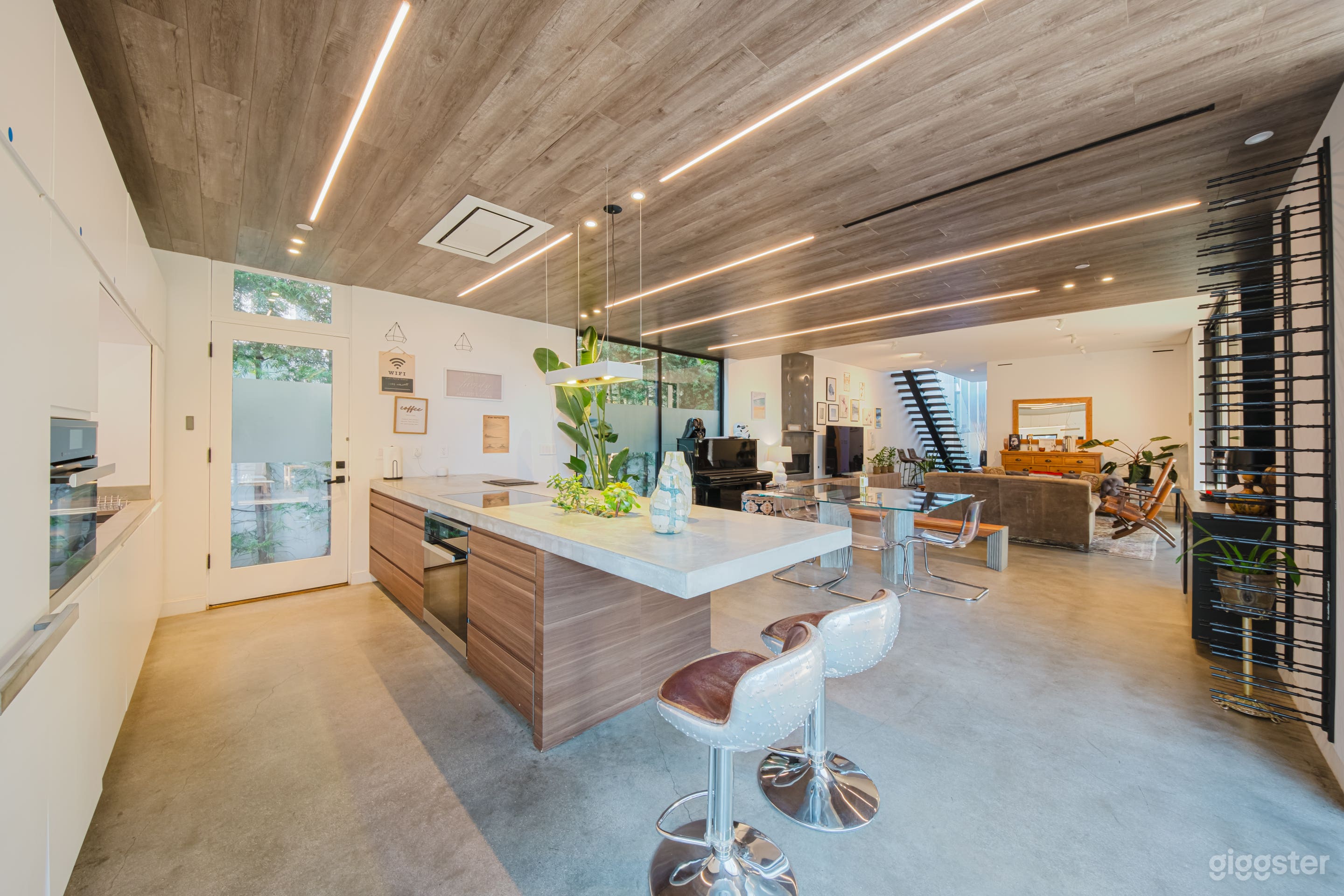 MODERN MINIMALIST ROOFTOP RETREAT Photo 2