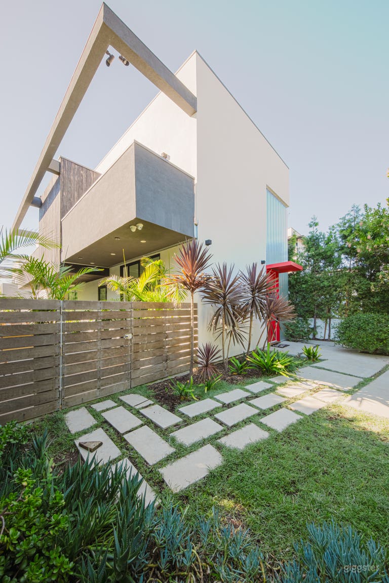  MODERN MINIMALIST ROOFTOP RETREAT 