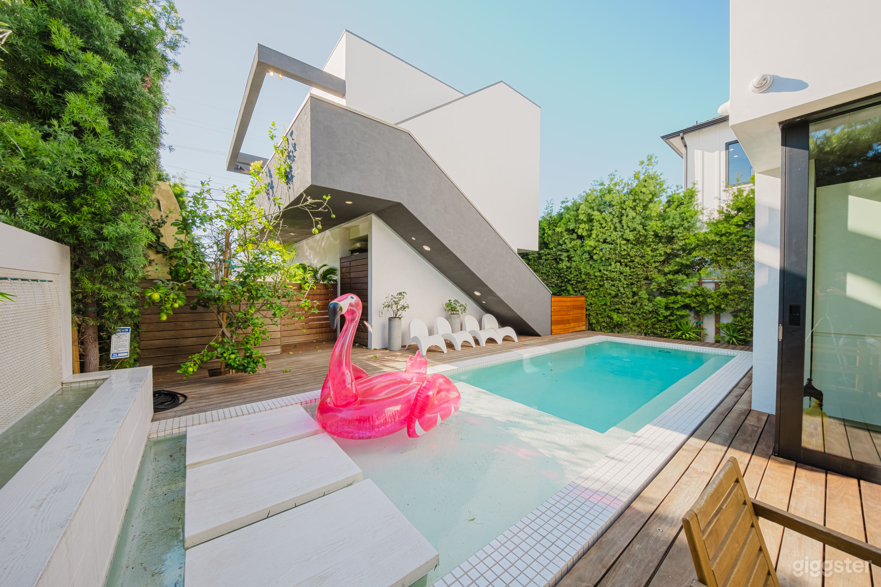 MODERN MINIMALIST ROOFTOP RETREAT Photo 4