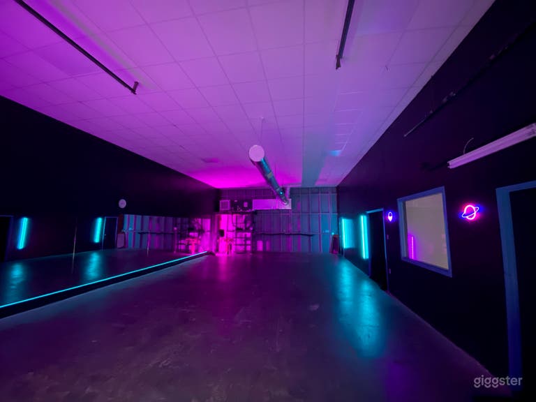 Studio d'entrepôt industriel néon (espace flexible) 