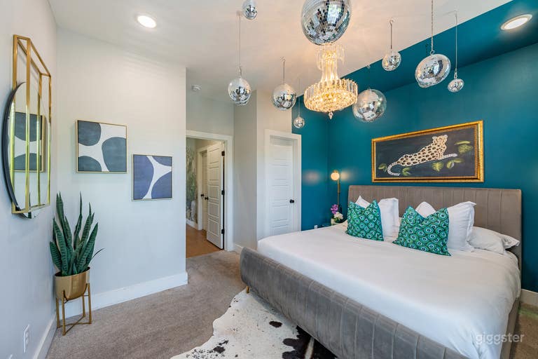  Black House | Home with Disco Balls, Neon Signs & Hot Tub 