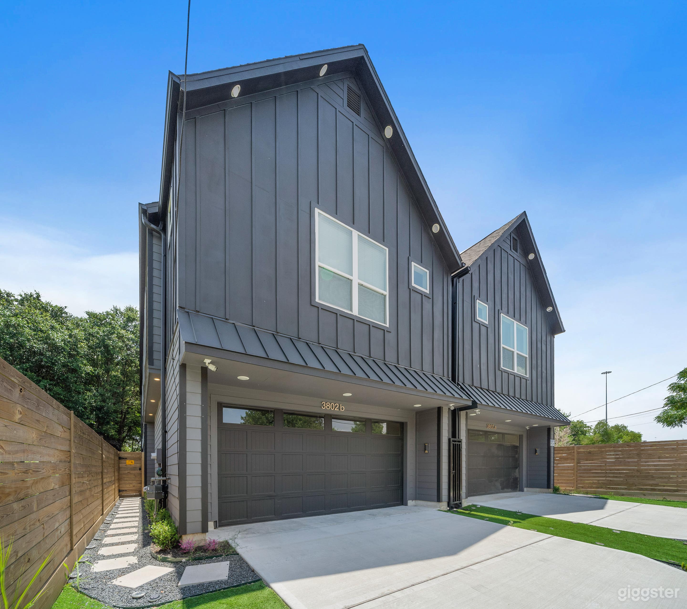 Modern Luxury Black House in Downtown Houston  Photo 3