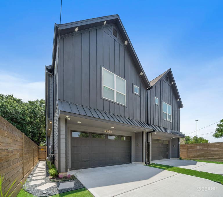  Modern Luxury Black House in Downtown Houston  