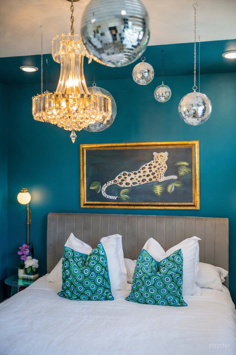  Casa Negra | Hogar con bolas de discoteca, letreros de neón y bañera de hidromasaje 