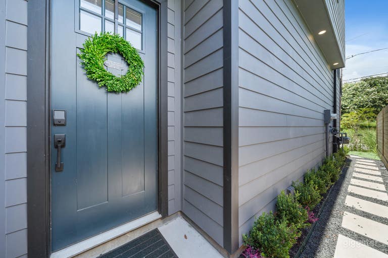  Modern Luxury Black House in Downtown Houston  