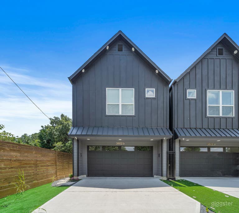  Modern Luxury Black House in Downtown Houston  