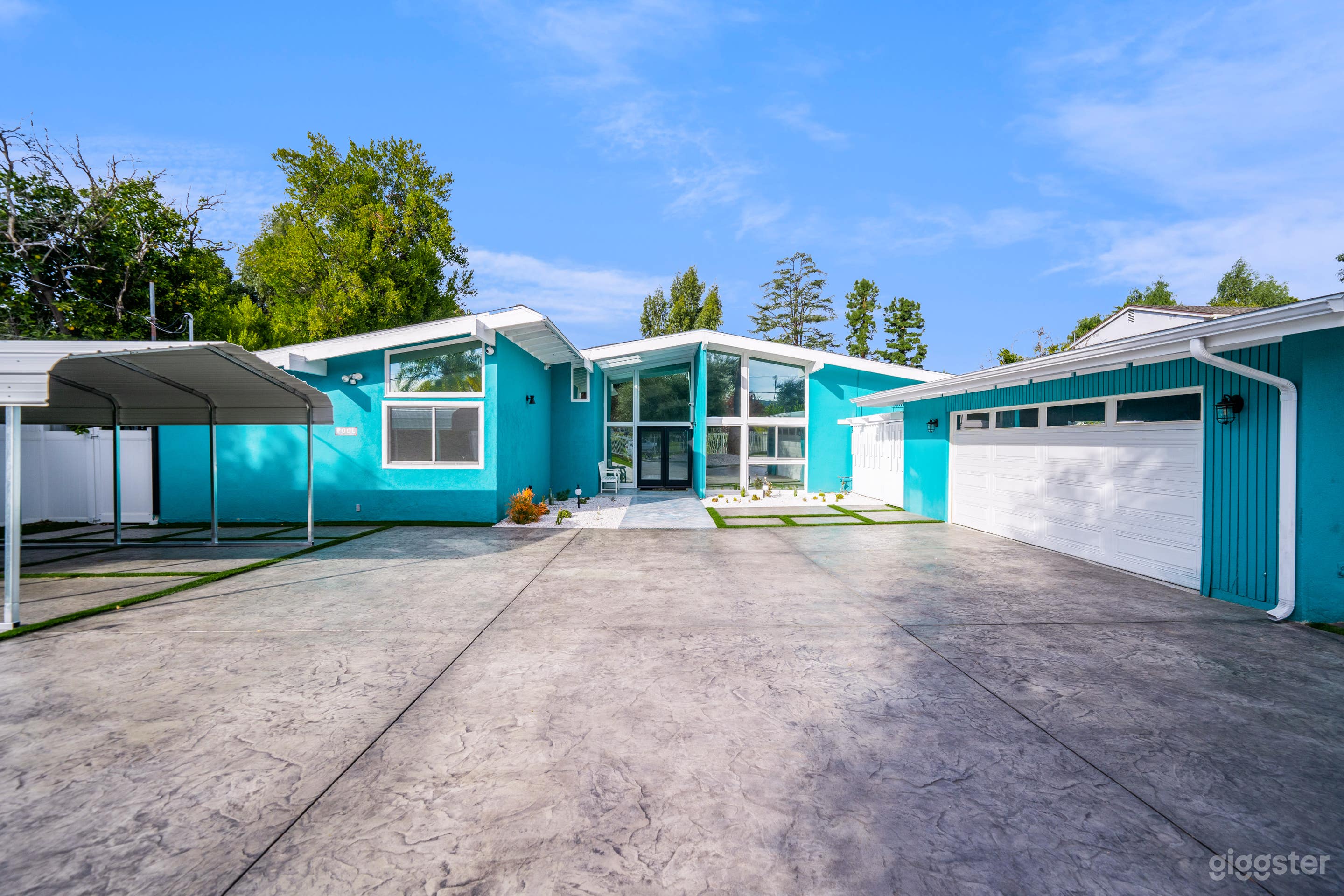 VIBRANT MIDCENTURY-MODERN HOUSE, WOODLAND HILLS Photo 2