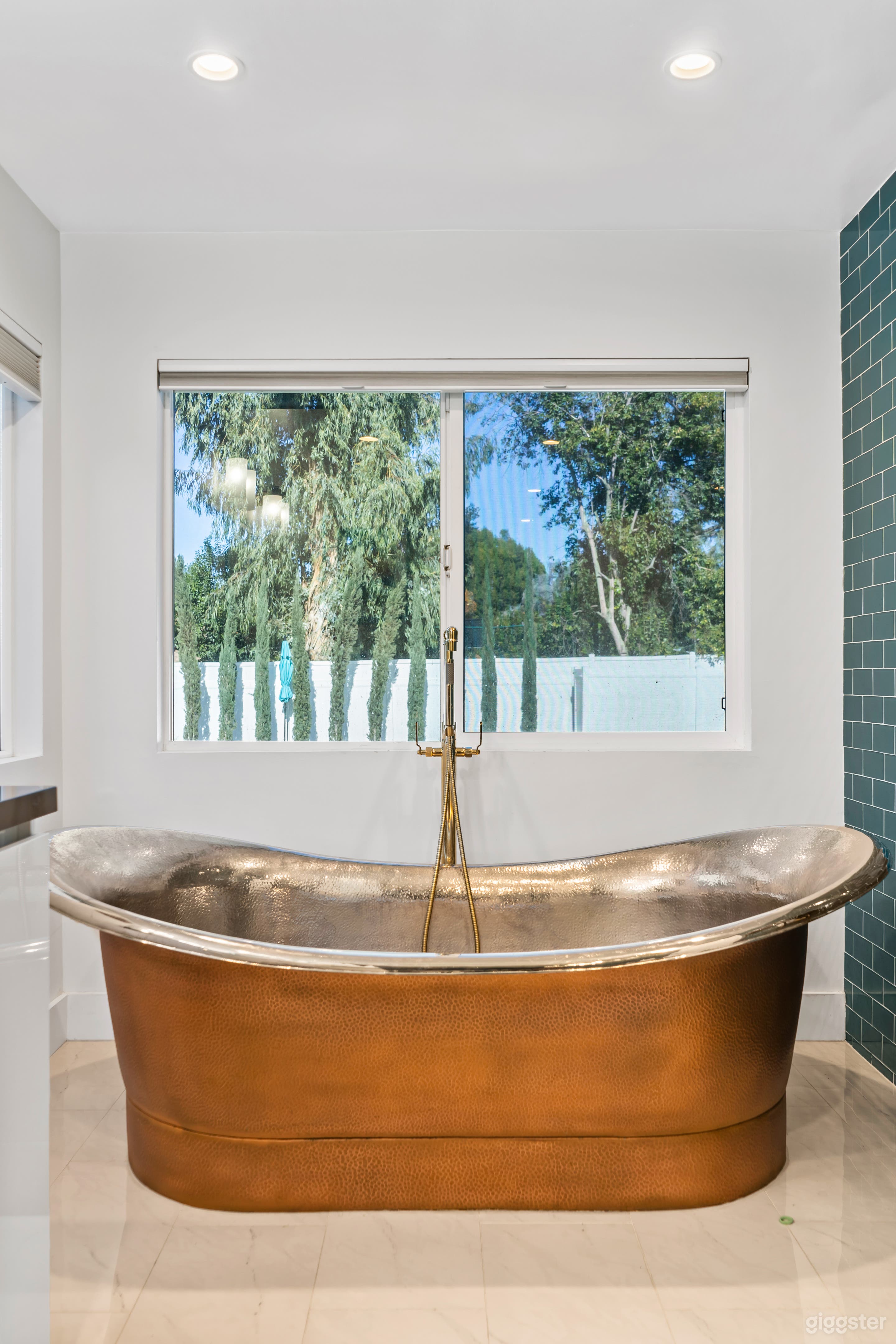 VIBRANT MIDCENTURY-MODERN HOUSE, WOODLAND HILLS Photo 3