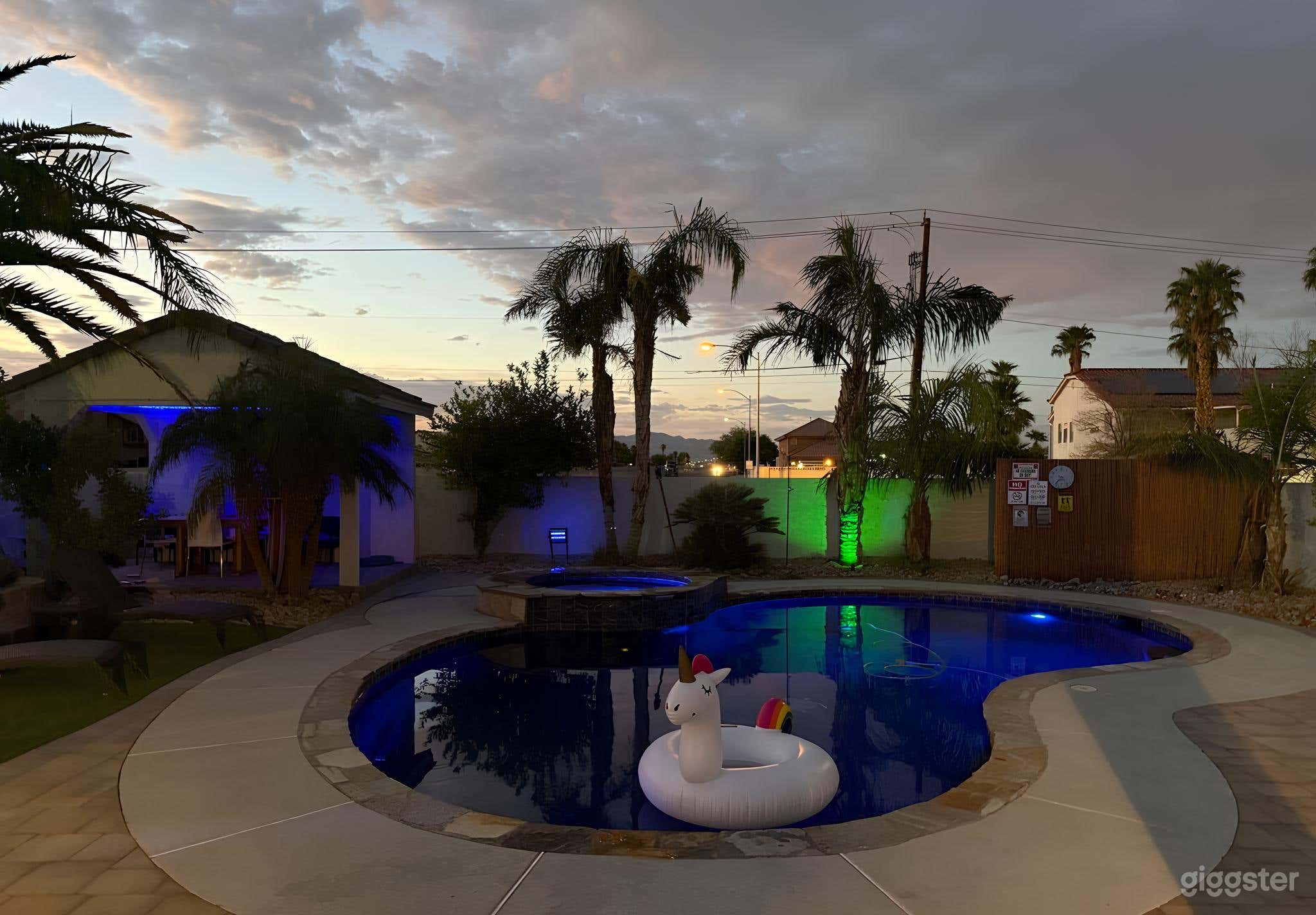 Tropical Vegas Escape – Pool, Hot Tub &amp; Tiki Vibes Photo 4