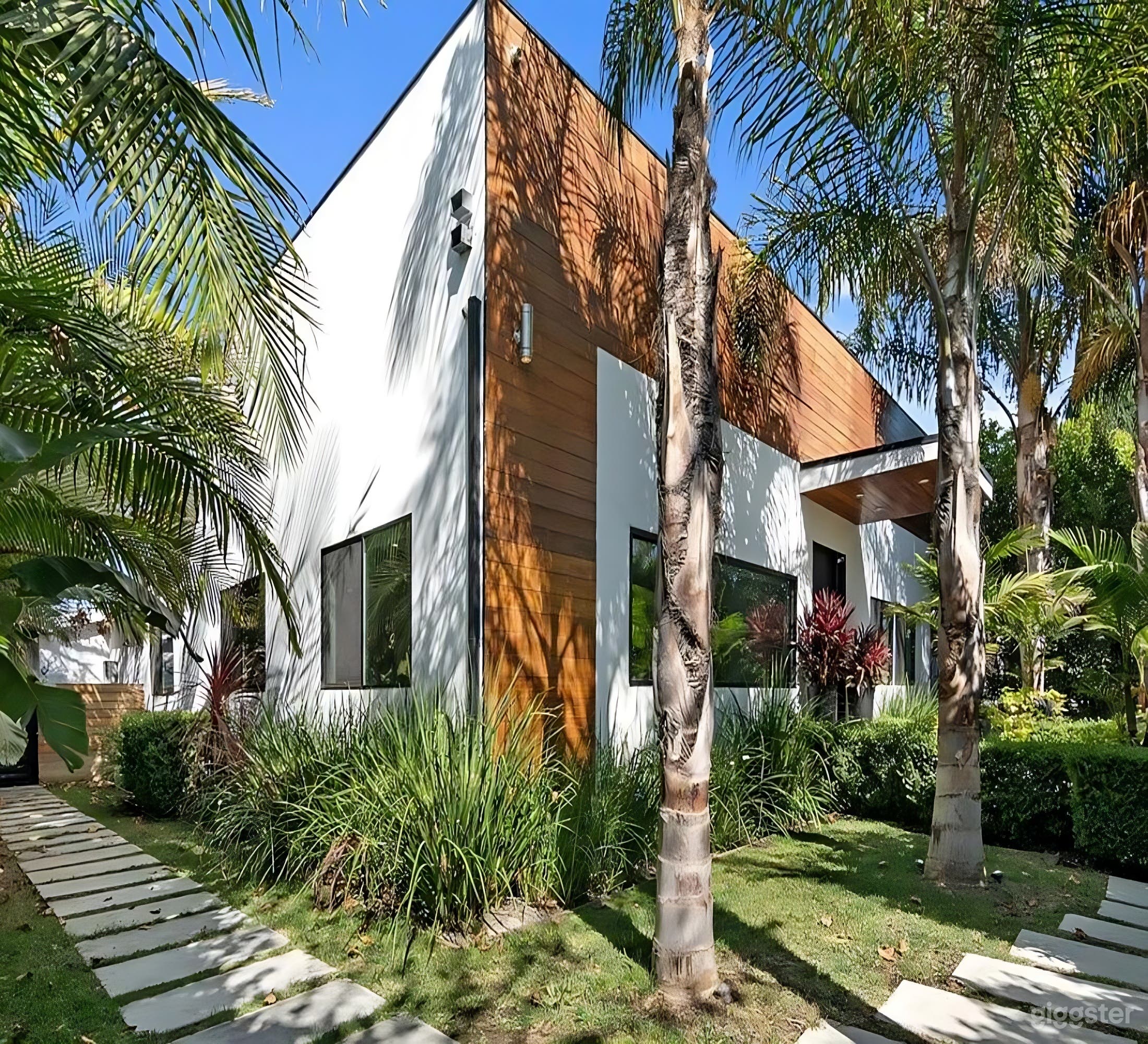 MOODY MODERN WITH POOL, STONE ACCENTS &amp; LED VANITY Photo 3