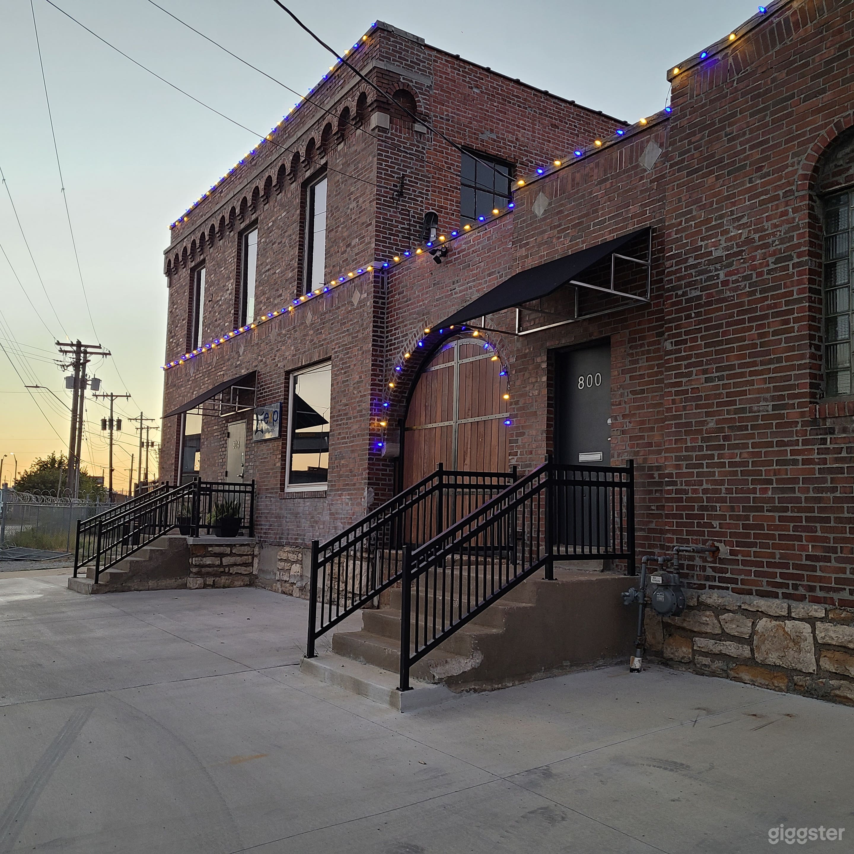 Contemporary Space Located Near the River Market Photo 1