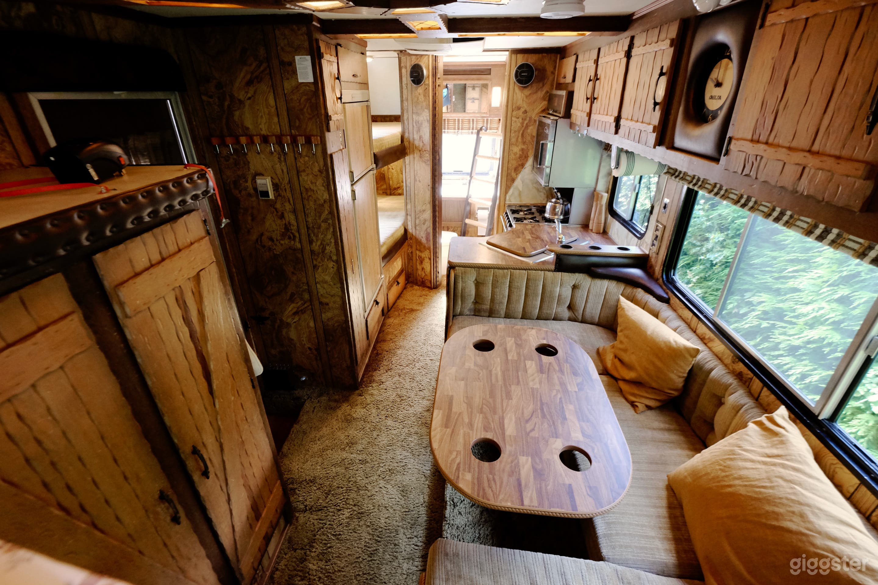 Iconic 80s Americana Motorhome Photo 4