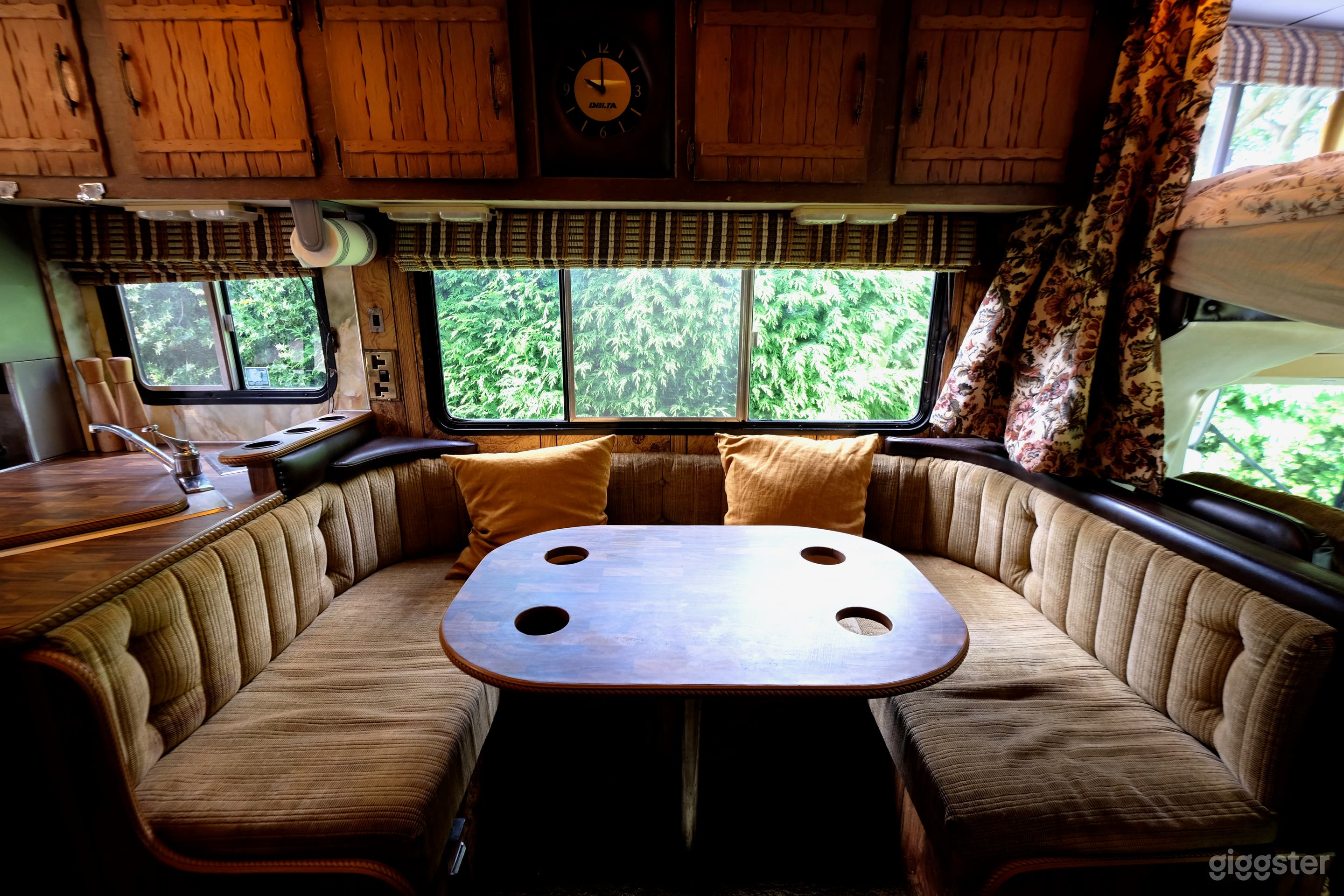 Iconic 80s Americana Motorhome Photo 1