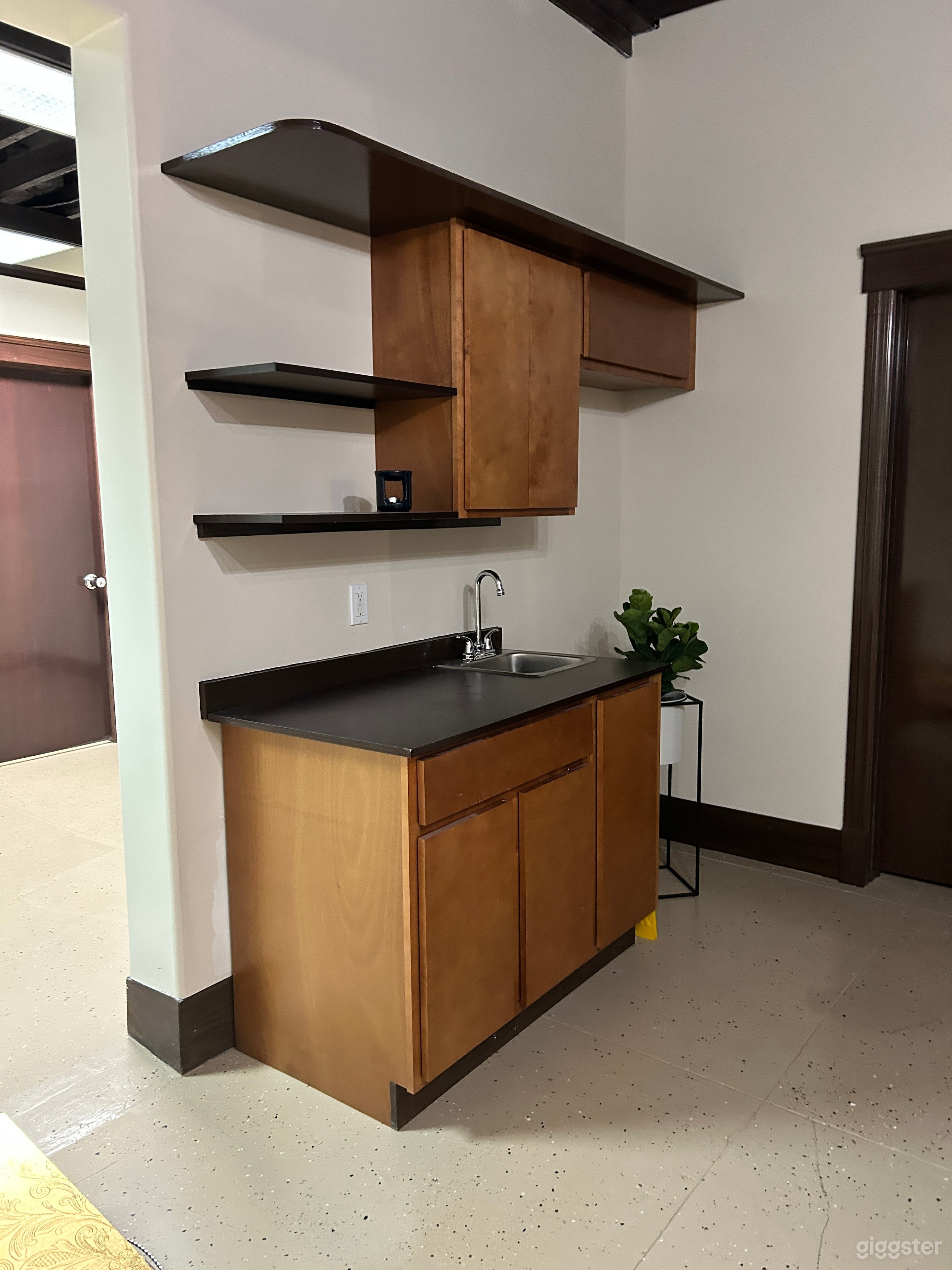 Eclectic Multi-Room Space in the Heart of Seminole Photo 4