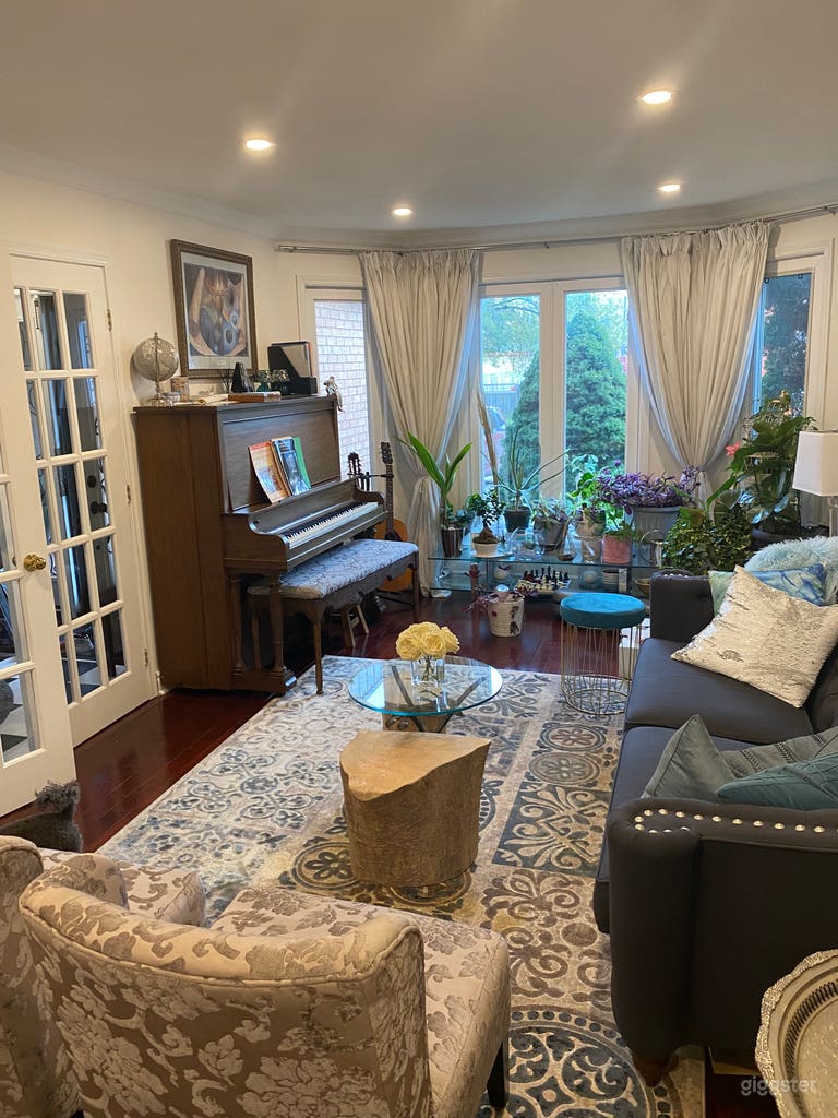  Living room with bay window 