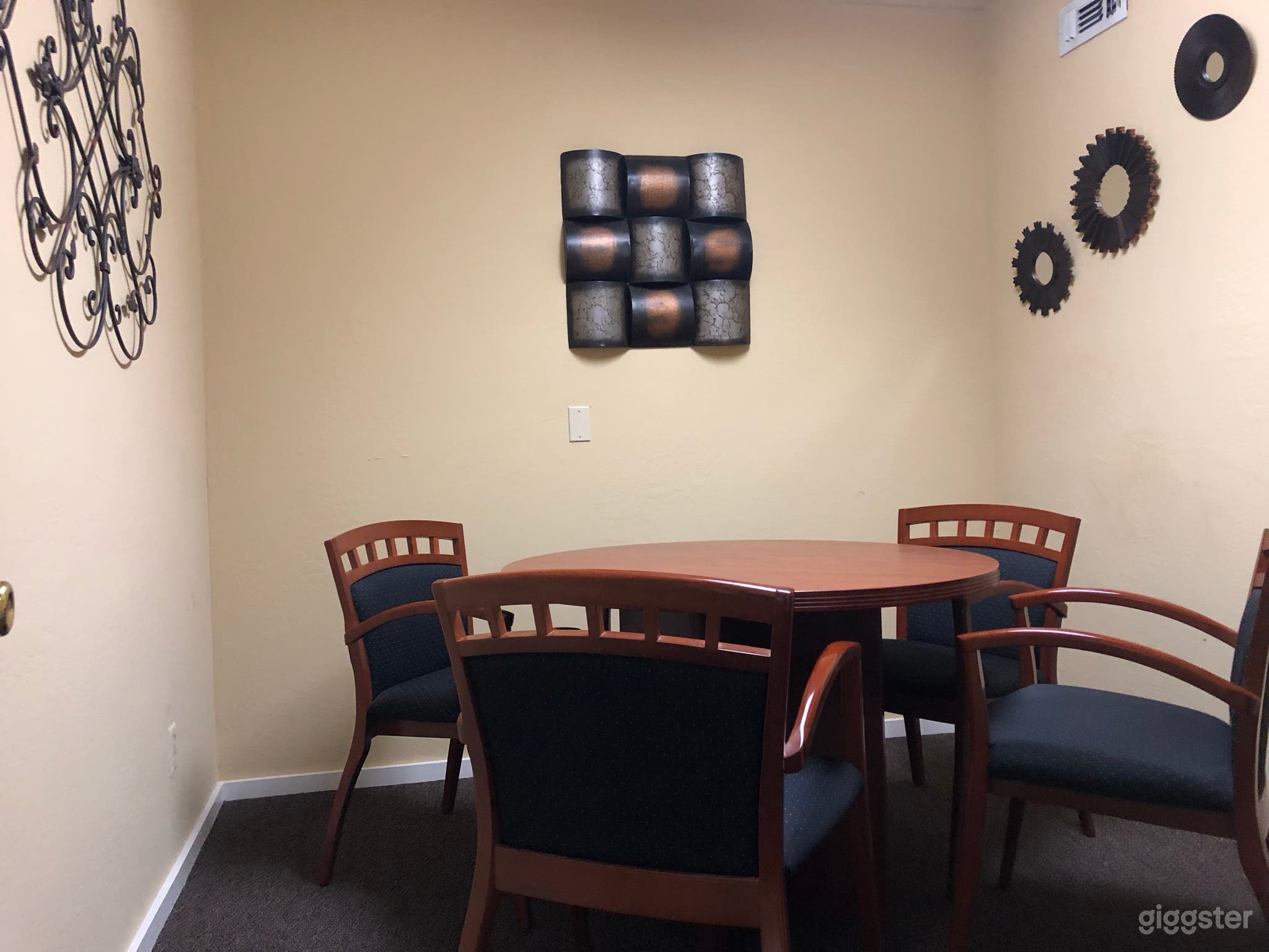 Comfortable Conference Room for 4 Photo 2
