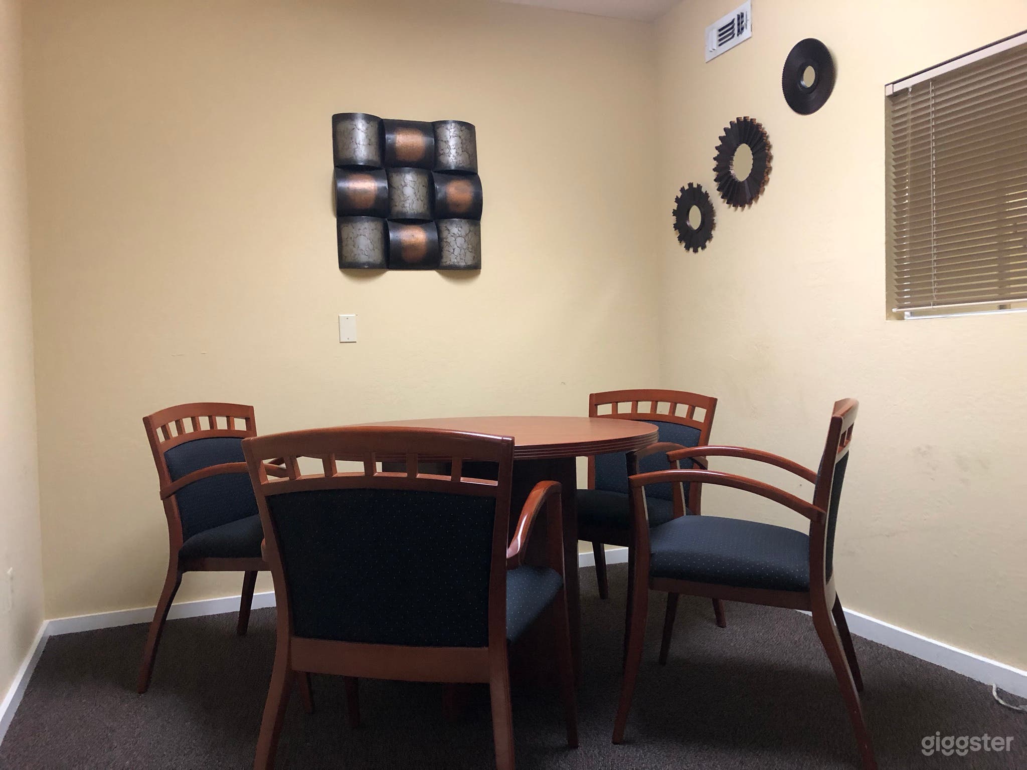 Comfortable Conference Room for 4 Photo 1
