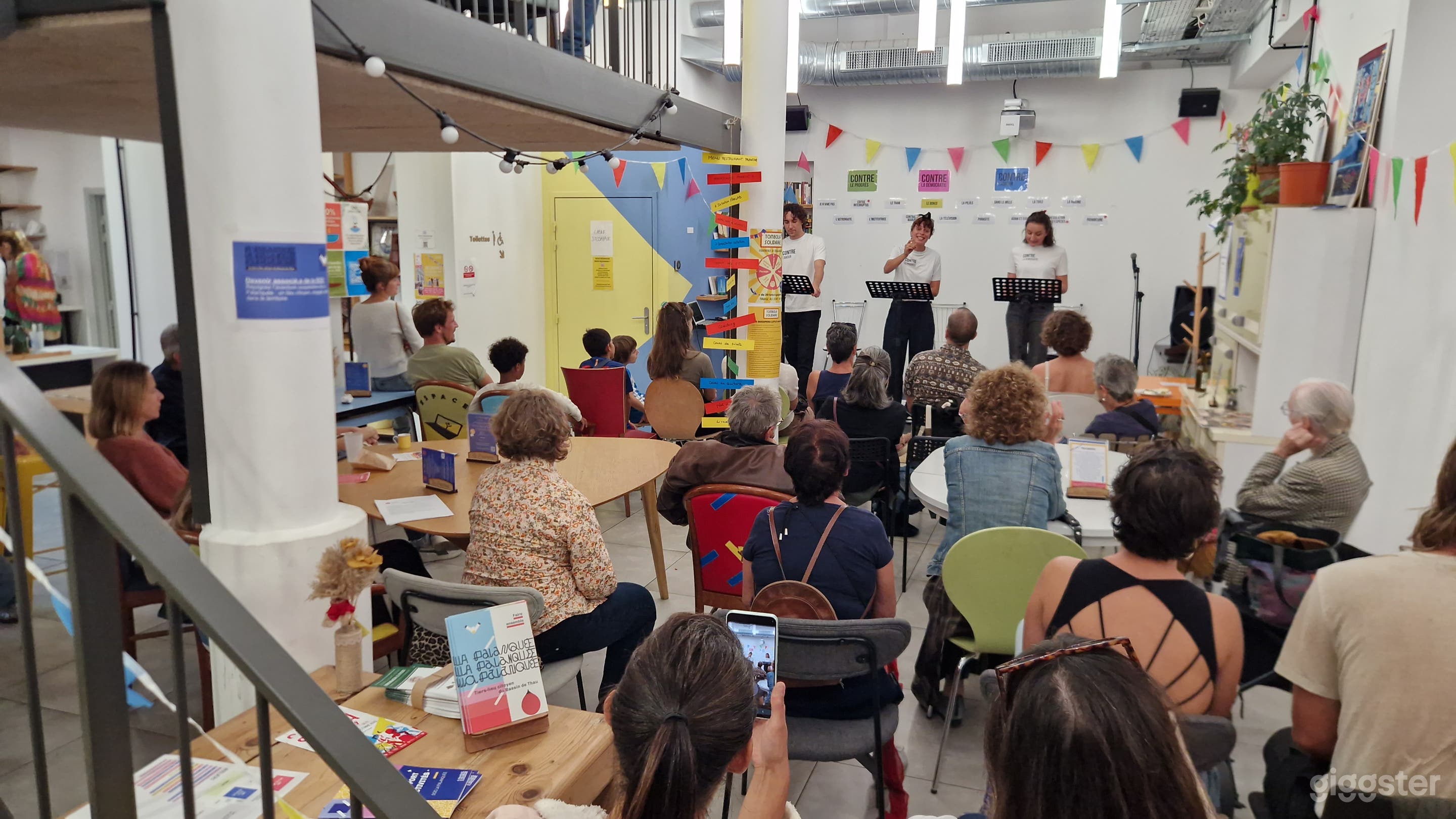 Photo de Un espace vibrant où travail, culture et communauté se rencontrent 1