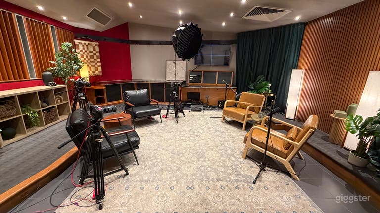  Studio Podcast a Doppio Design con Produzione Completa - Studio 7 