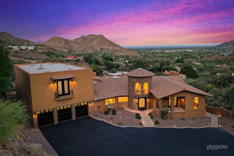  Castello sulle colline con vista su Camelback Mountain 