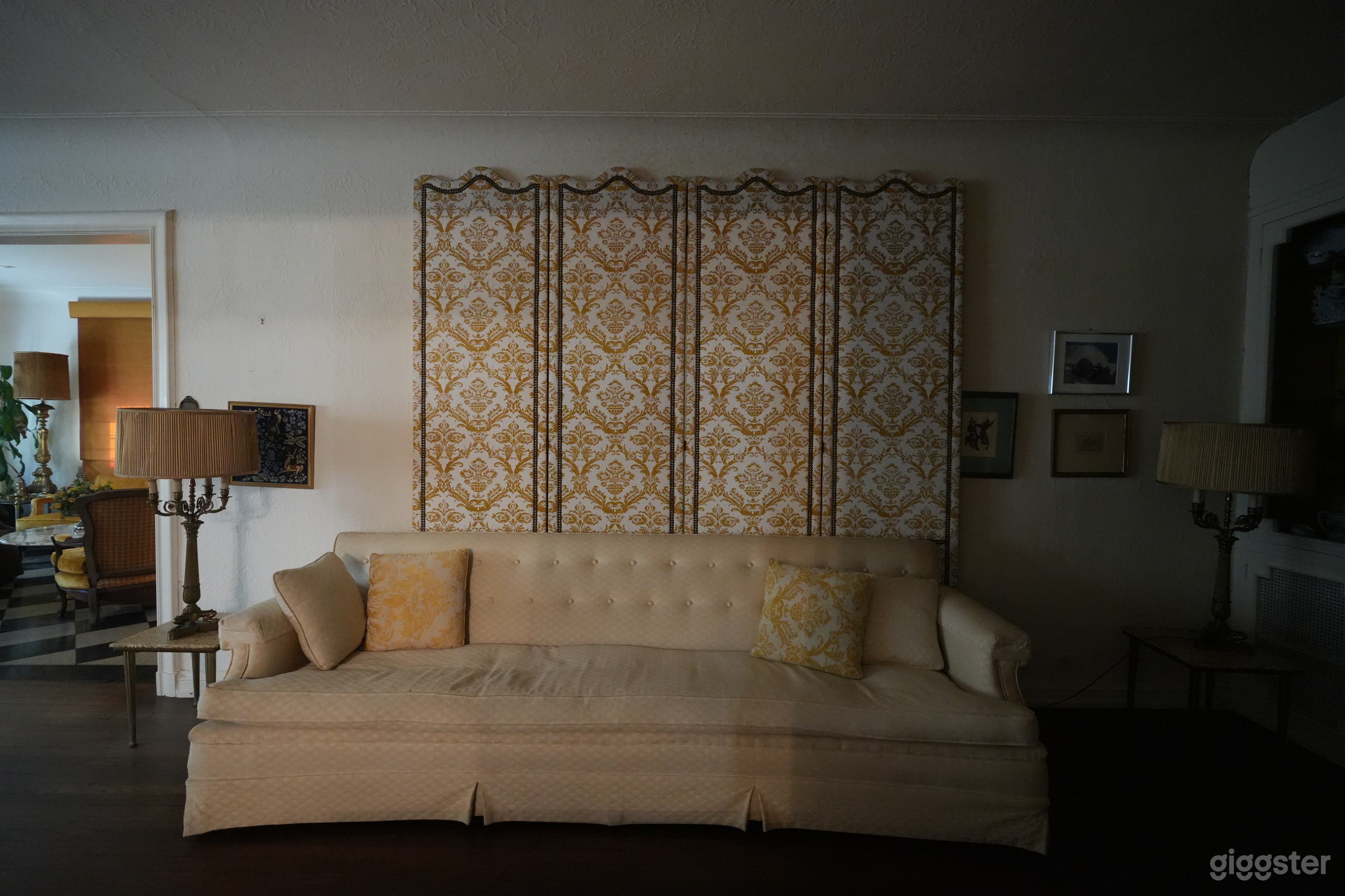 Retro Vintage Mansion w/ Peeling Wallpaper, Colorful Carpets Photo 2