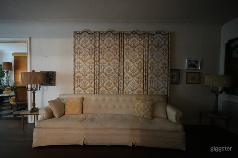  Retro Vintage Mansion w/ Peeling Wallpaper, Colorful Carpets 