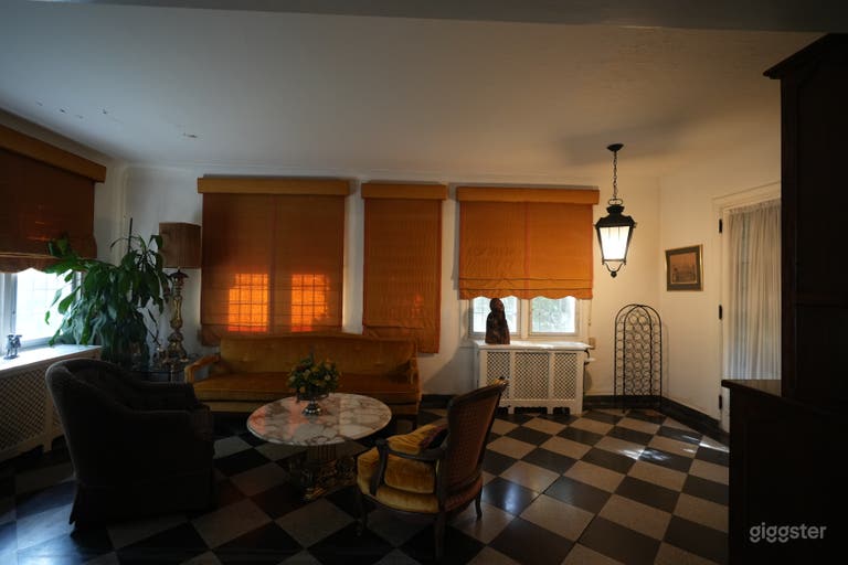  Retro Vintage Mansion w/ Peeling Wallpaper, Colorful Carpets 