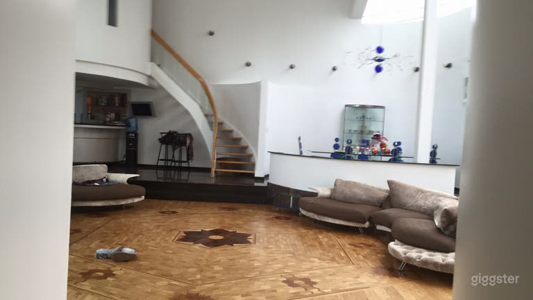  Living room large enough for 75-90 ppl crew and or party 