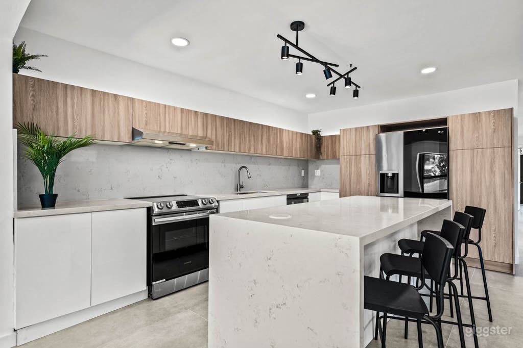 Stylish Modern Home: Ideal Set for Your Production Photo 2