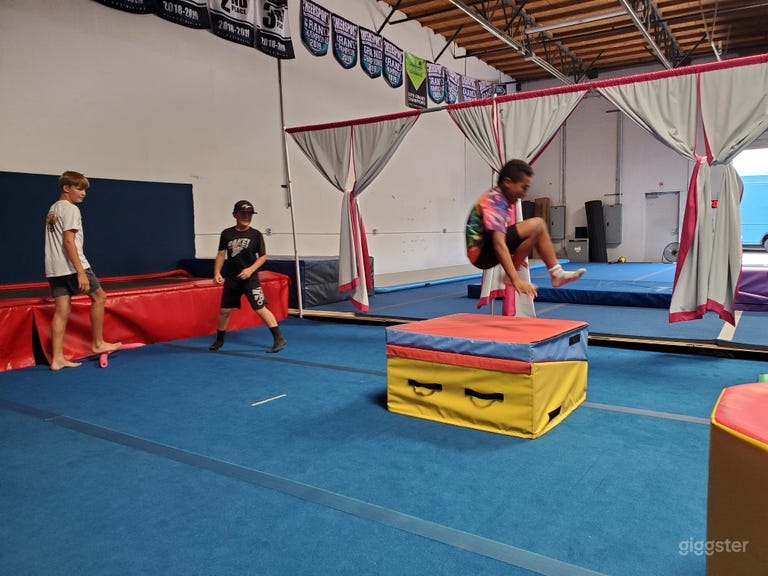  Gimnasio espacioso para animadoras - pisos de primavera 