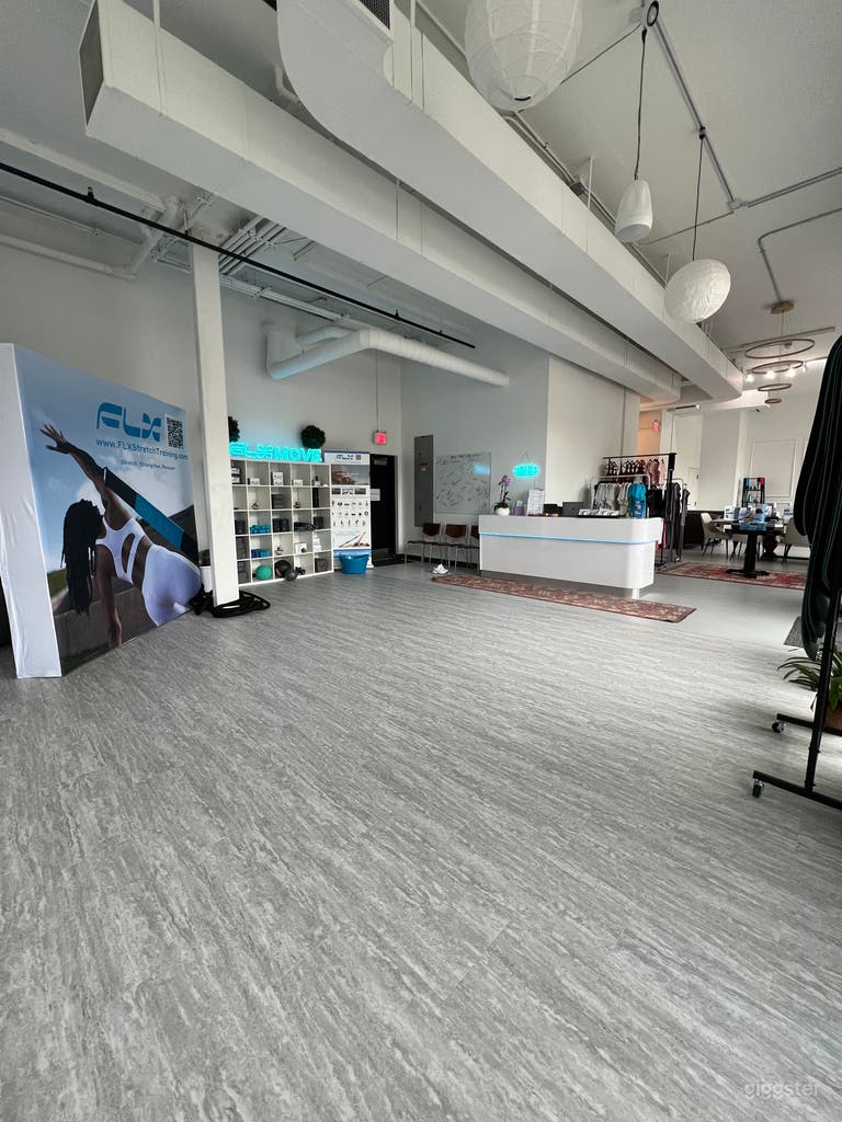  Espacio central en recepción y entrada; el tabique de pared flx puede desmontarse y retirarse para ampliar el espacio a 25' x 25' 