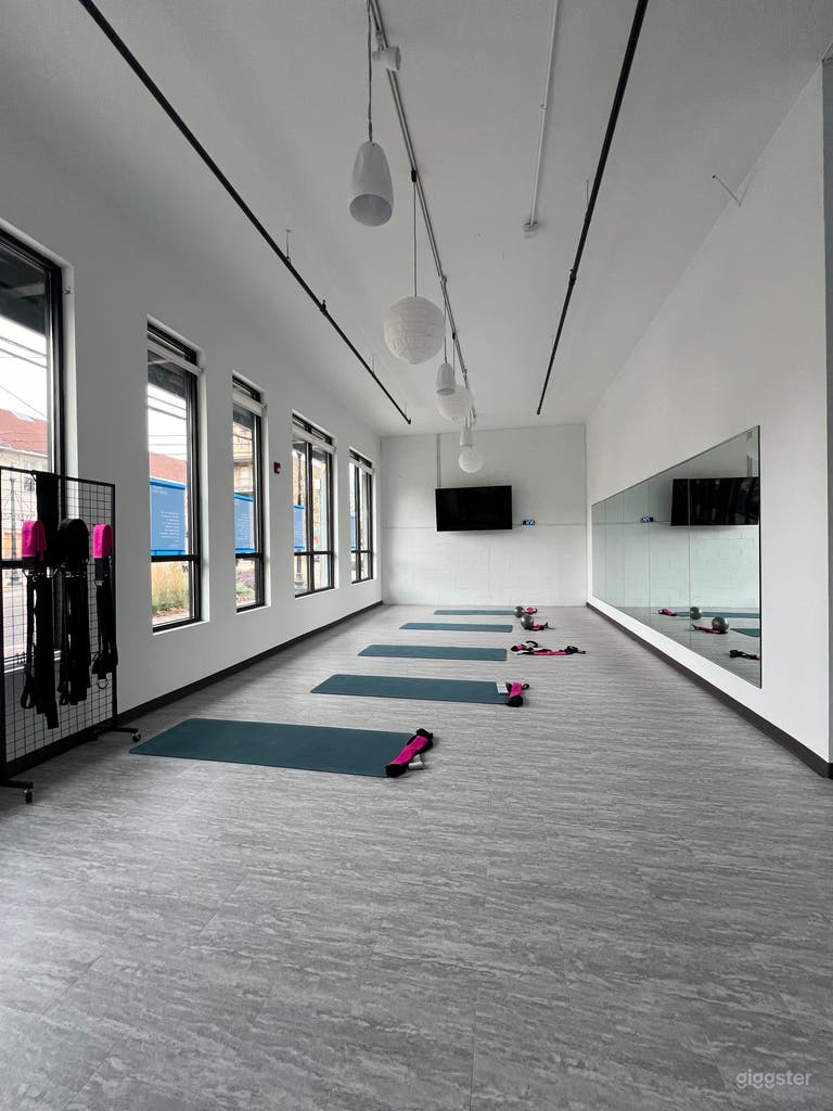  Espacio para baile, yoga y fitness de 15' x 25' que se expande a 25' x 25' con hasta 30 colchonetas de yoga. 