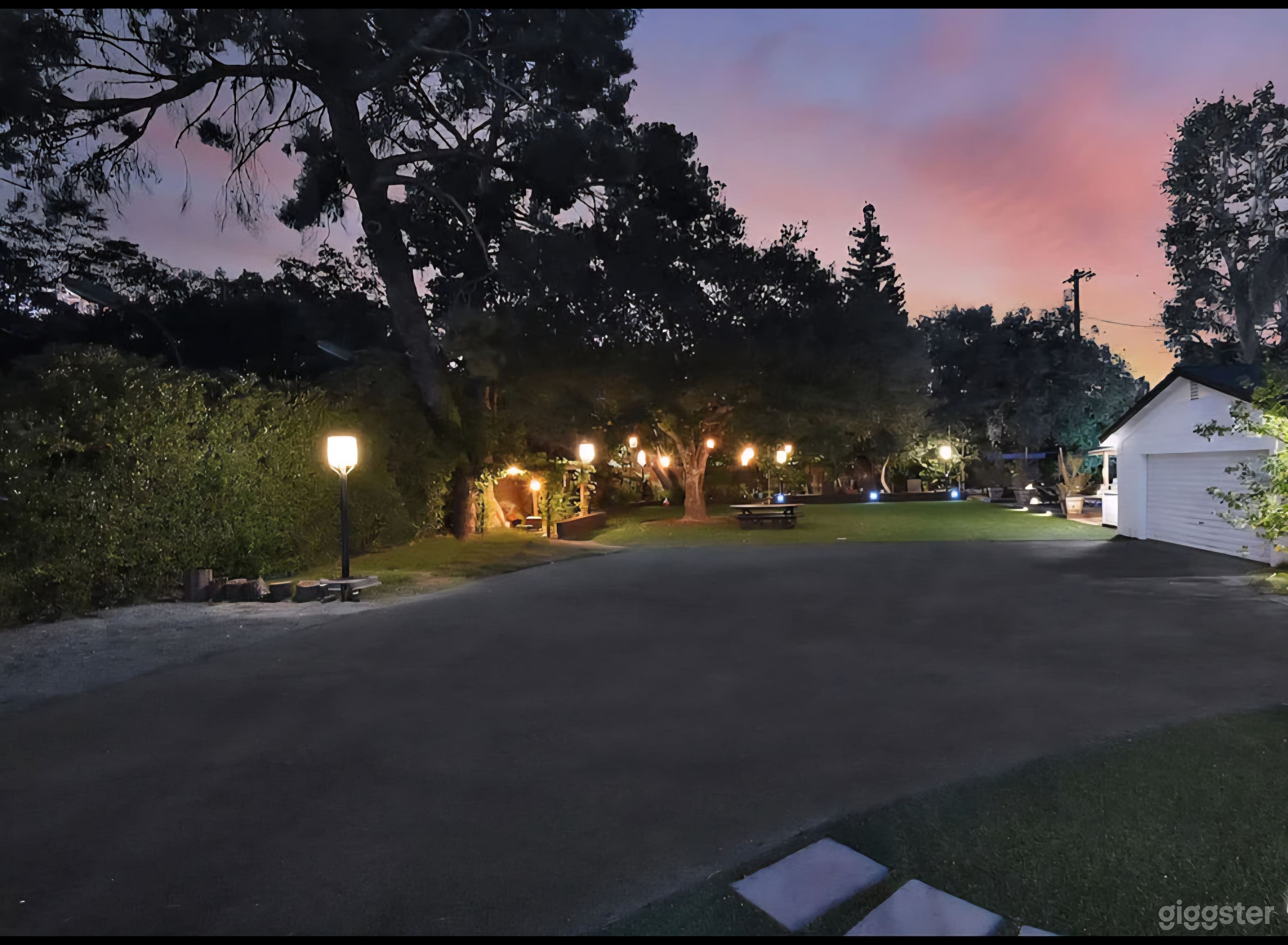 Beautiful Lot and pool. Perfect for gatherings Photo 4