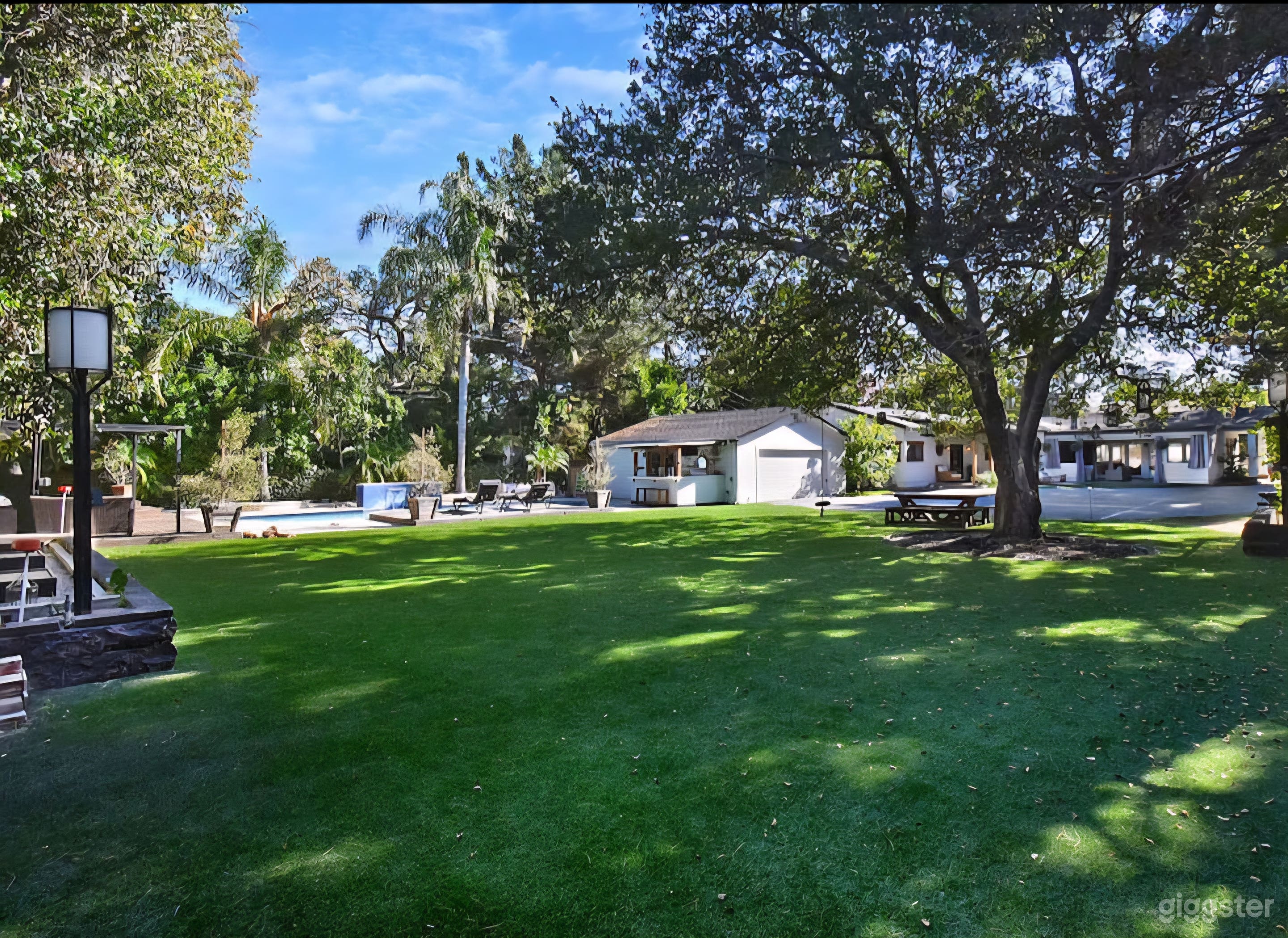 Beautiful Lot and pool. Perfect for gatherings Photo 3