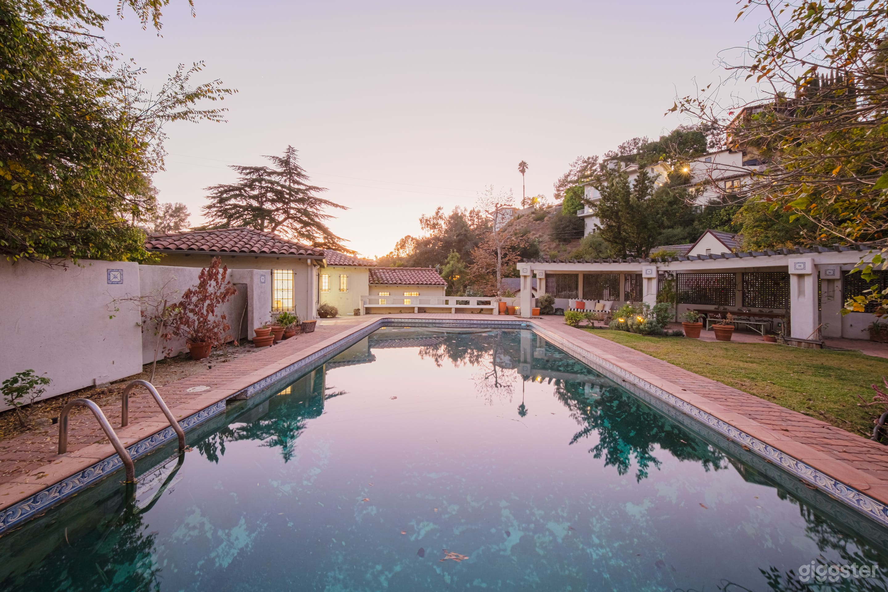 HOLLYWOOD HILLS SANCTUARY WITH SPANISH CHARM Photo 2