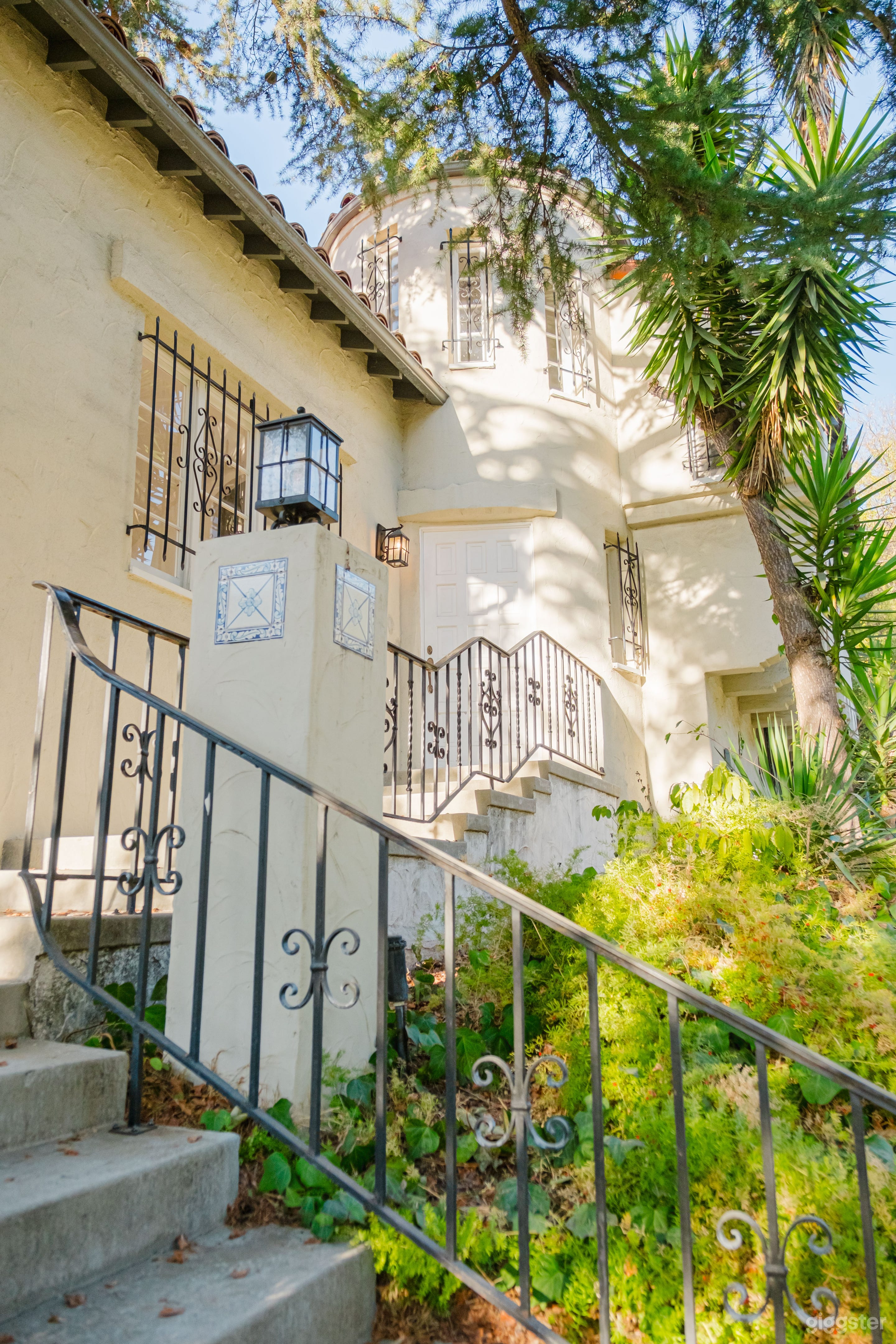 HOLLYWOOD HILLS SANCTUARY WITH SPANISH CHARM Photo 3