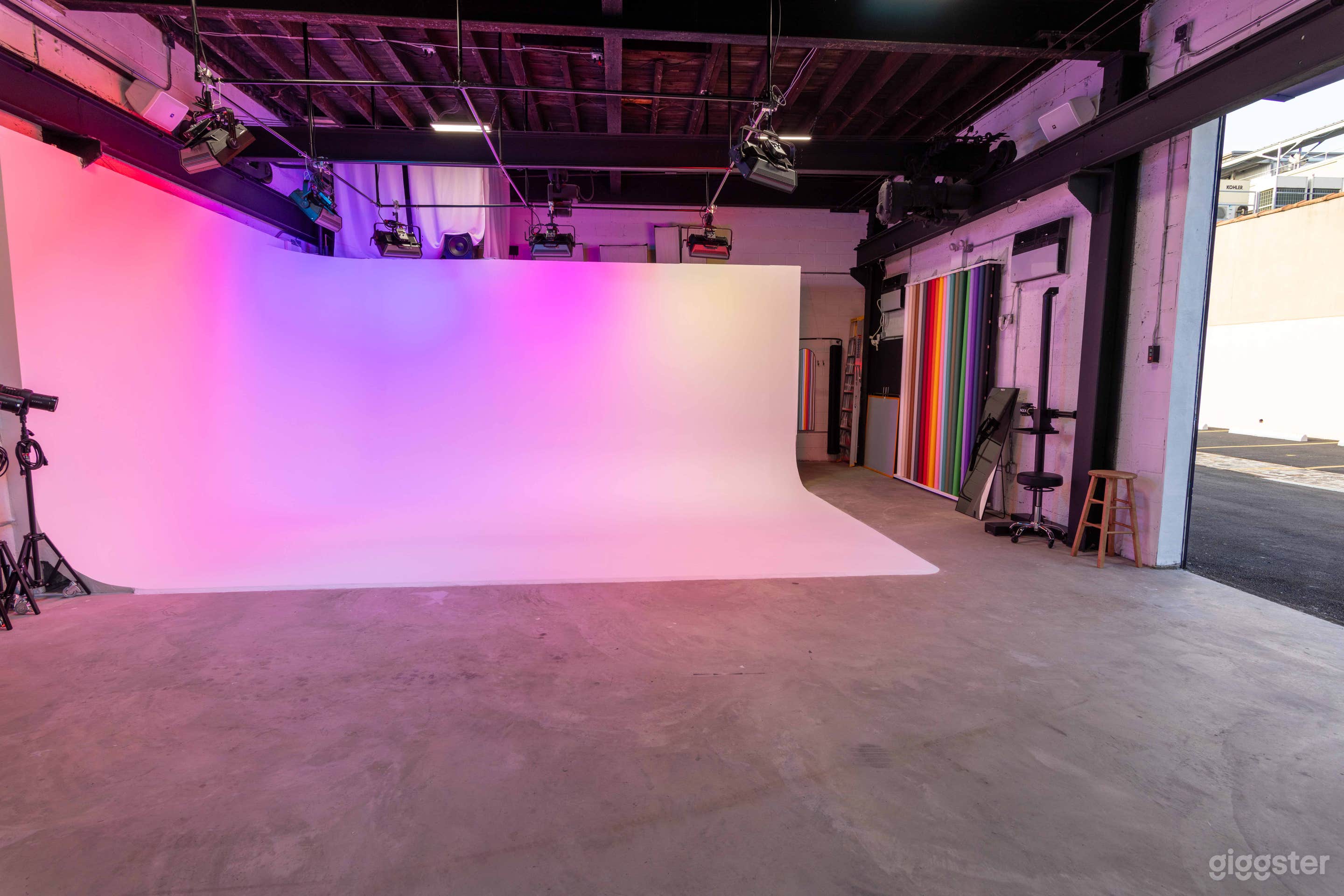 Drive-In Cyc Wall Studio with Equipment Included Photo 2