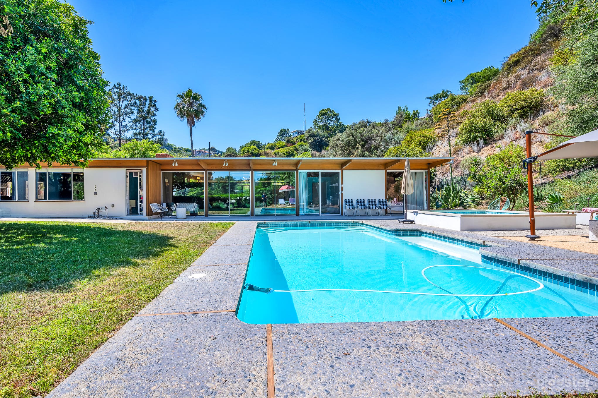 Laurel Canyon Mid Century on 3/4 acre ridgetop Photo 1
