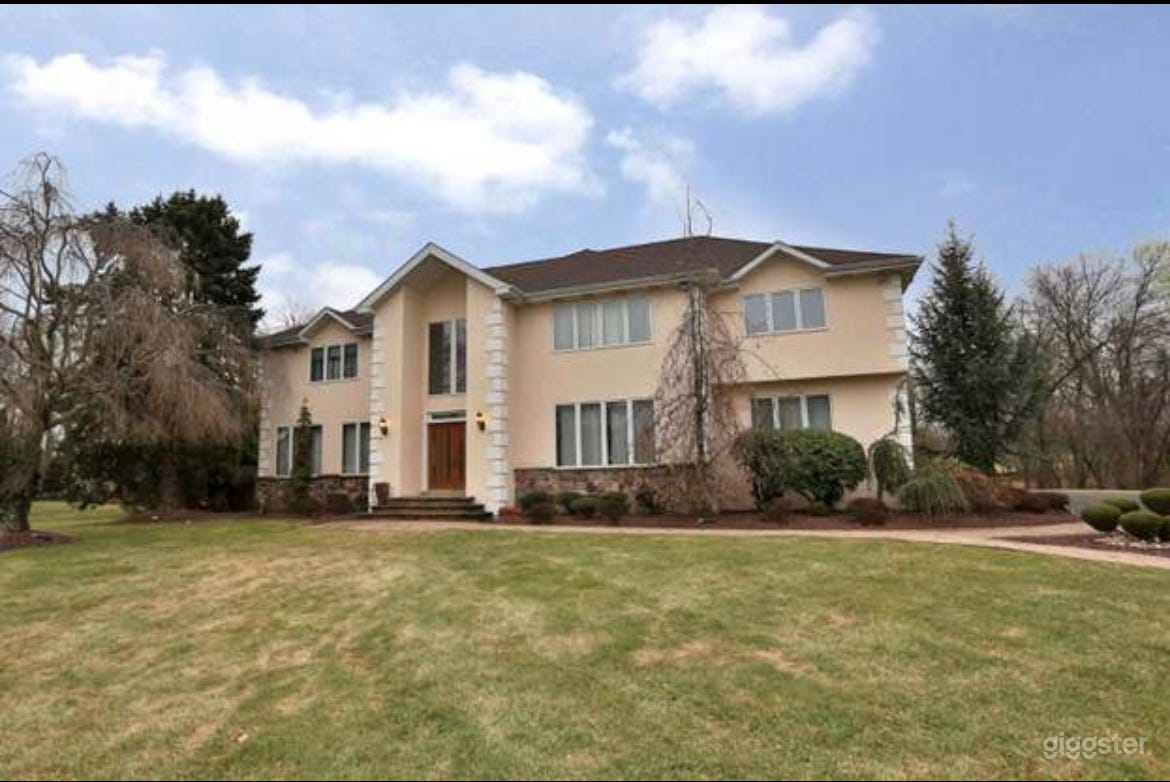 Large estate with pool and creek  Photo 1