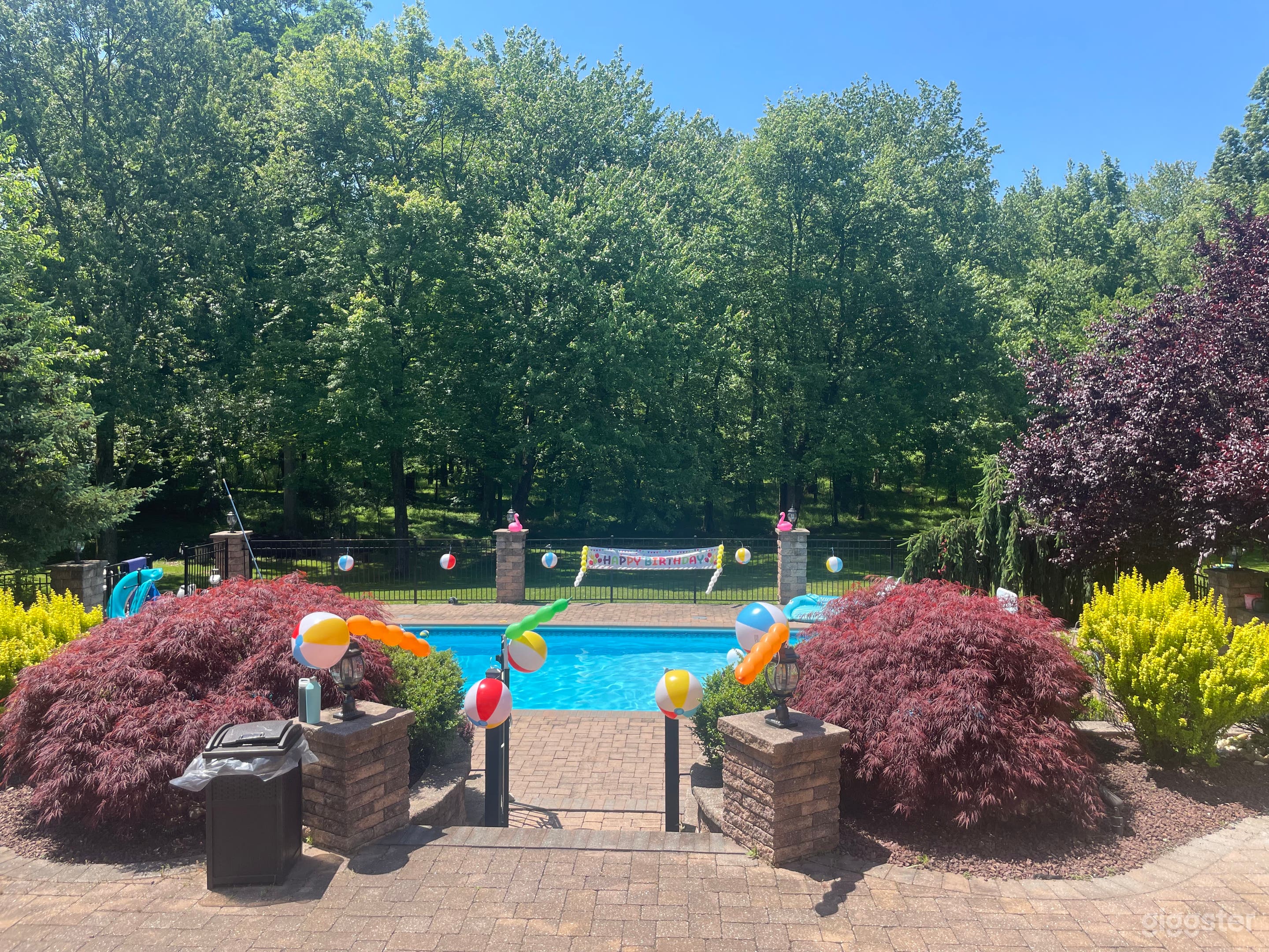 Large estate with pool and creek  Photo 3