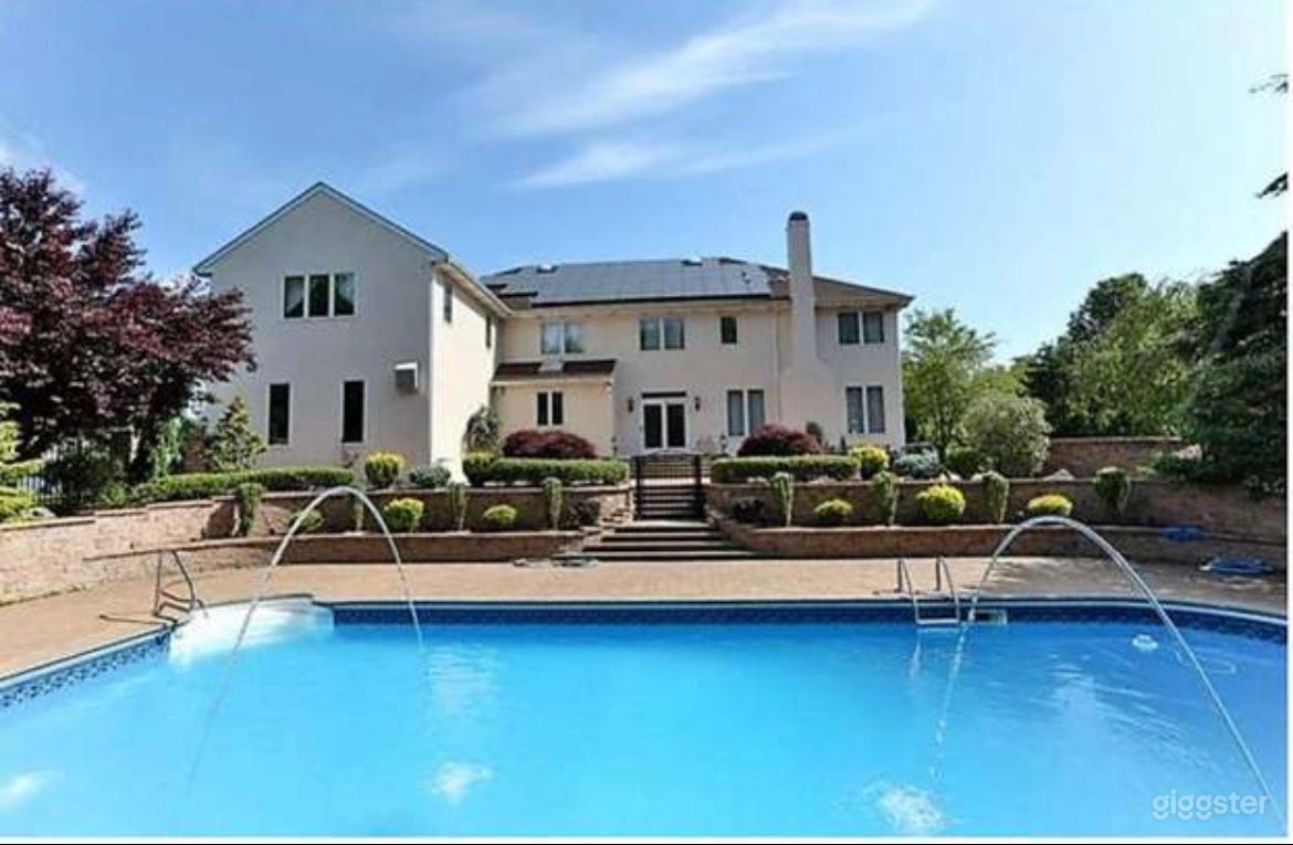 Large estate with pool and creek  Photo 2