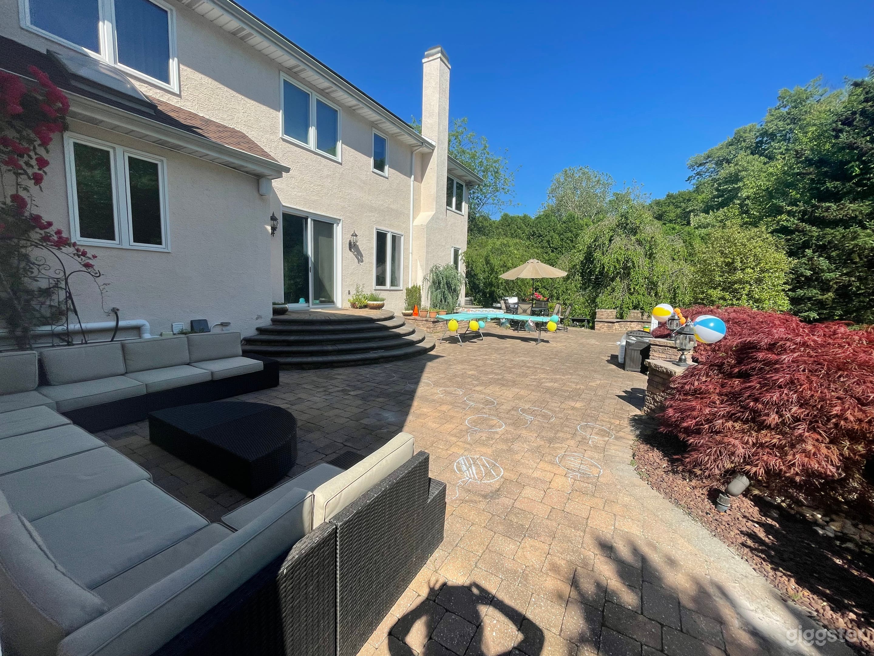 Large estate with pool and creek  Photo 4