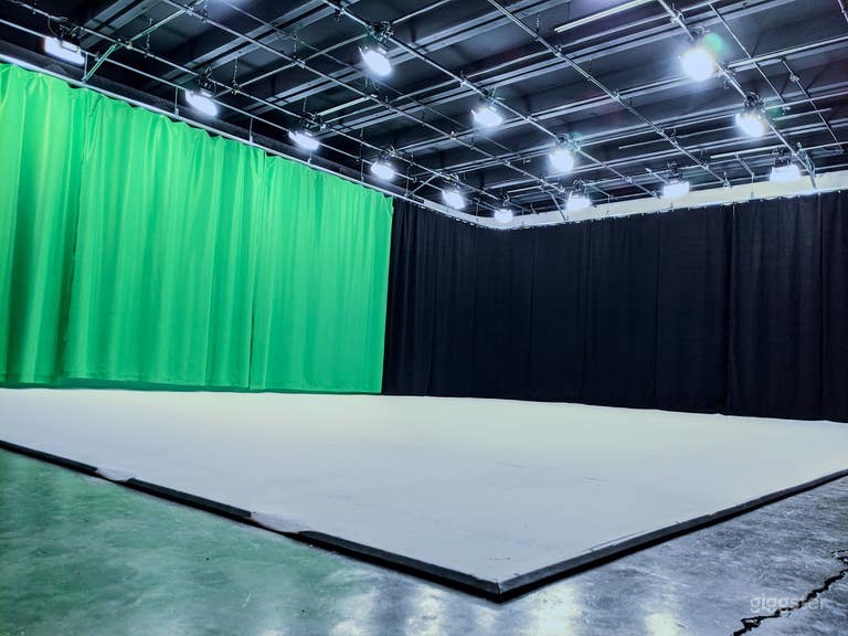  360° black out curtains and 40ft green chroma-key drapes. 