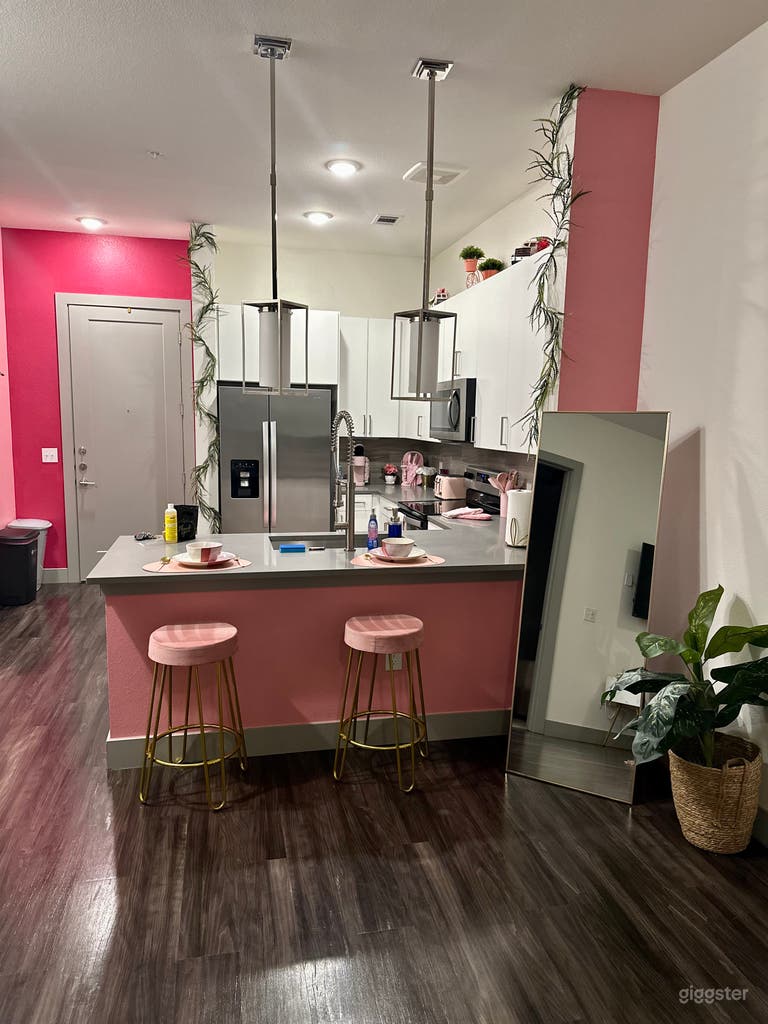  Garden Theme Mid-rise Luxury Apt. Downtown  