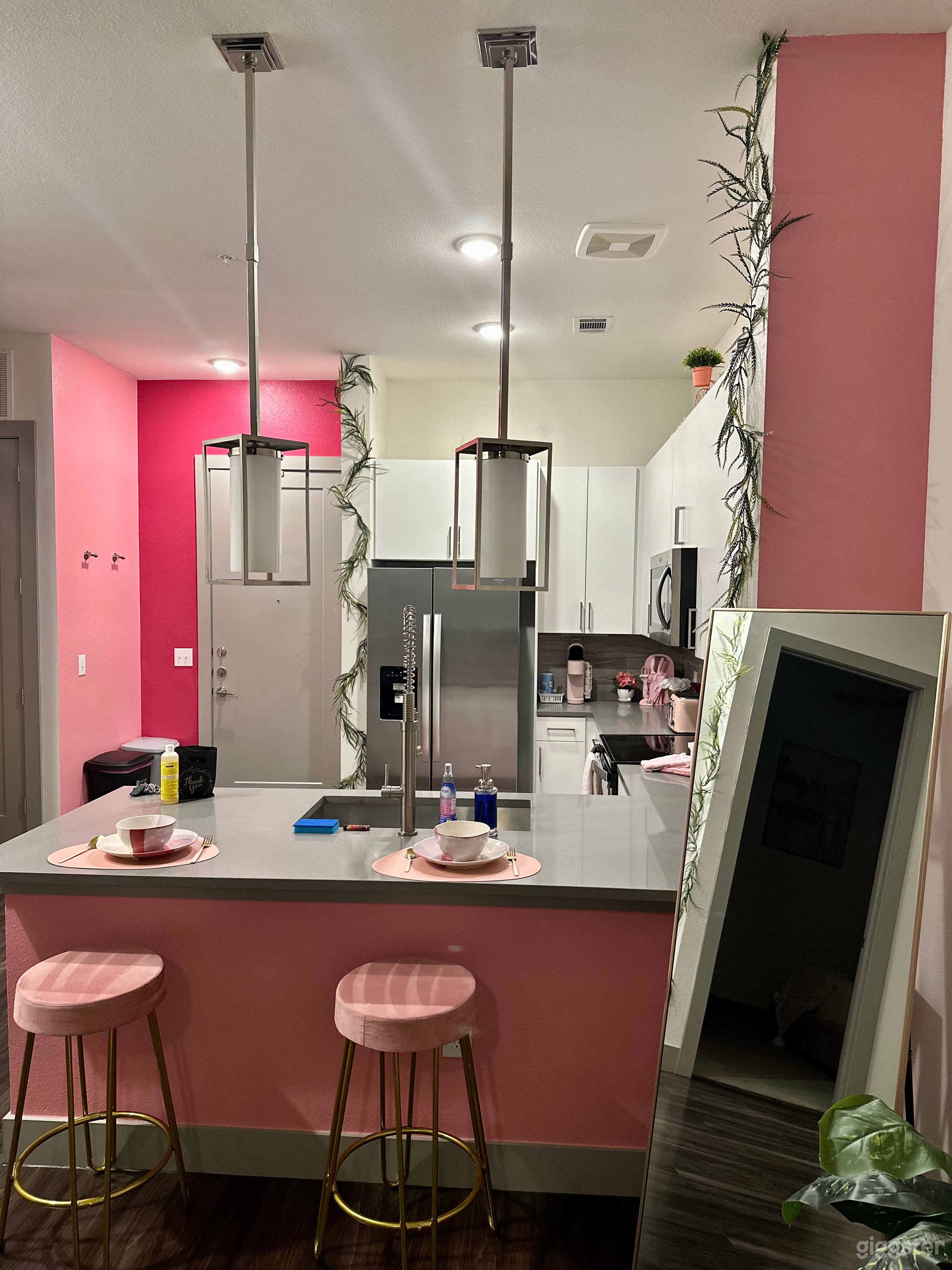 Garden Theme Mid-rise Luxury Apt. Downtown  Photo 4