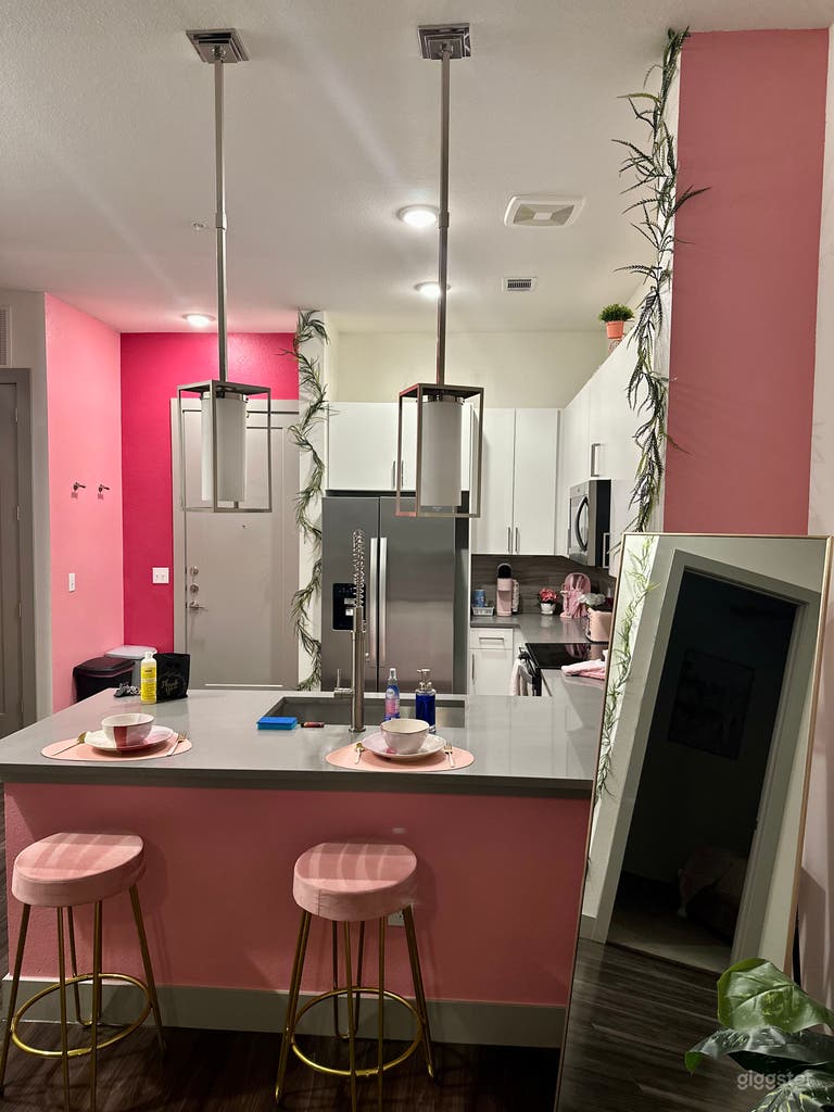  Garden Theme Mid-rise Luxury Apt. Downtown  