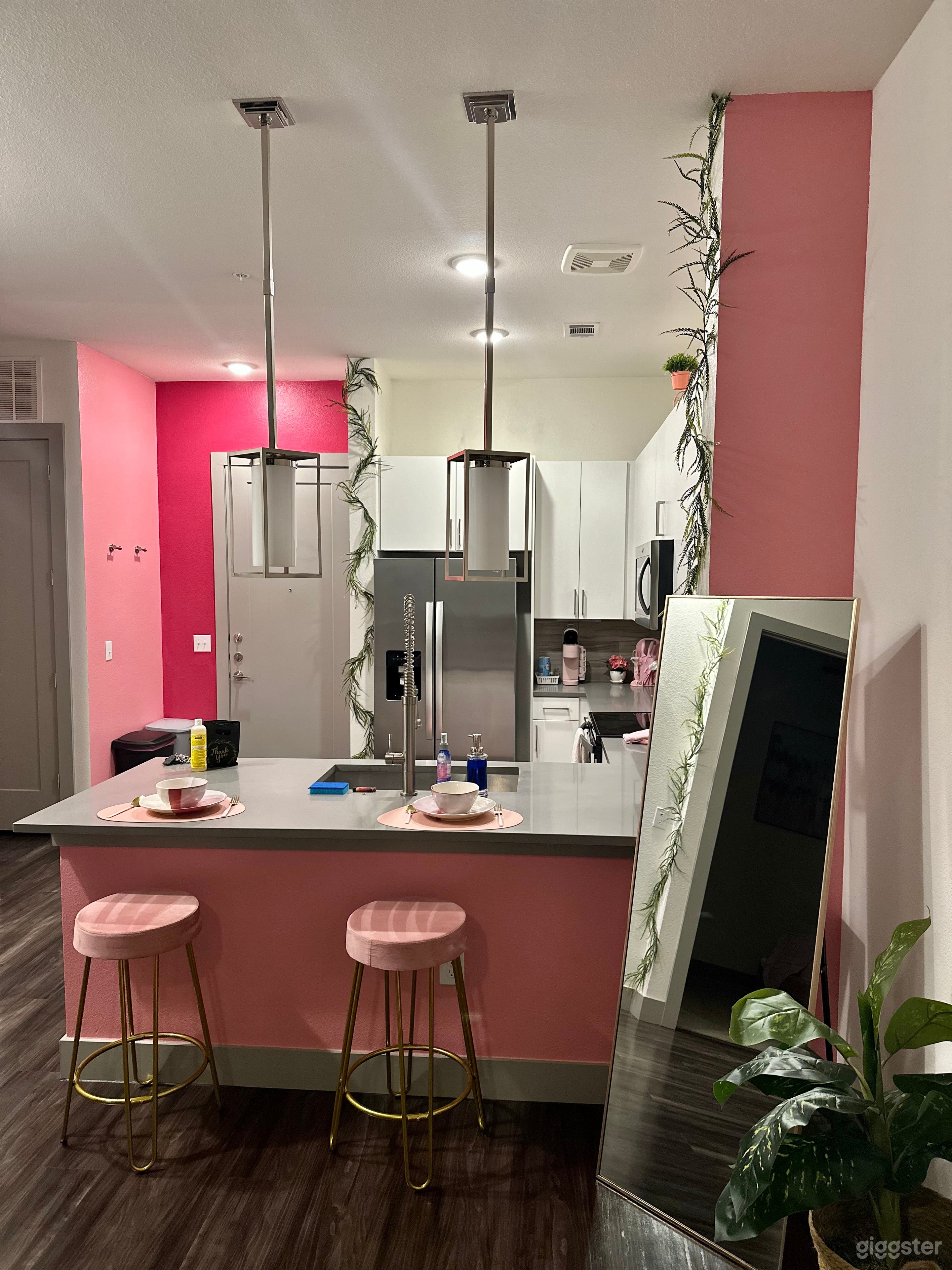 Garden Theme Mid-rise Luxury Apt. Downtown  Photo 3