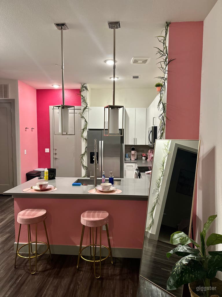  Garden Theme Mid-rise Luxury Apt. Downtown  