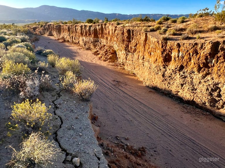  Paredes del cañón de 15 pies (4.5 metros) de altura, con las montañas Tehachapi al fondo. 